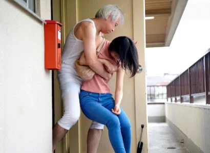 Nàng dâu mới bị bố chồng già đụ