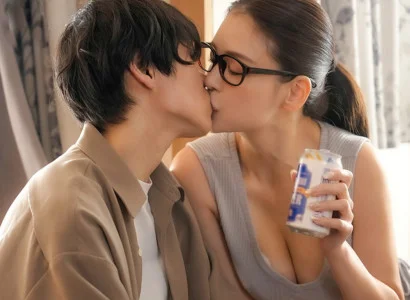 Chàng trai vừa bị cắm sừng được chị hàng xóm an ủi khi đau khổ