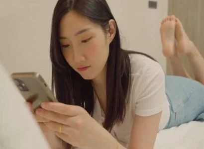 Cô ấy lén lút cùng anh nhân viên giao hàng