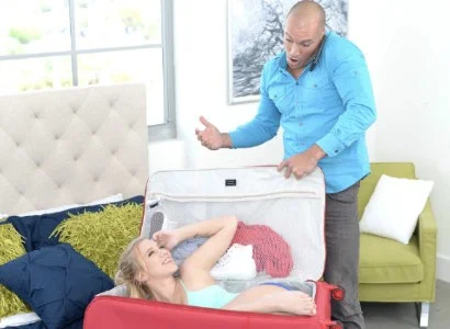 Món quà bên trong vali làm cho không khí thêm phần thú vị