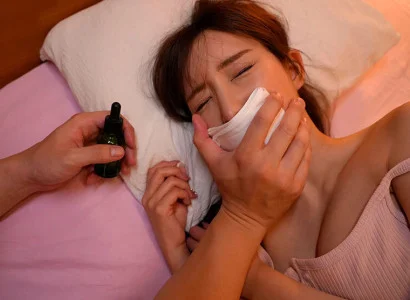 Hắn dùng thuốc mê khiến cô em họ xinh đẹp ngủ say rồi quan hệ